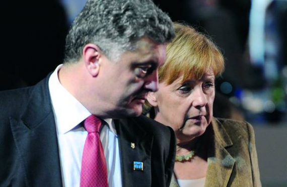Президент України Петро Порошенко й канцлер Німеччини Ангела Меркель розмовляють під час саміту НАТО в Ньюпорті, Вельс, Велика Британія, 4 вересня 2014 року. За два тижні до того, під час візиту Меркель до Києва, Порошенко заявив, що Німеччина започатковує для України спеціальний фонд донорських коштів. Нагадав при цьому, що так свого часу ініціювали ”план Маршалла” для післявоєнної Німеччини. ”Сьогодні я можу сказати про початок ”плану Меркель” із відбудови інфраструктури Донбасу, – сказав президент України 23 серпня