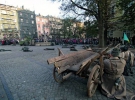 2 листопада на площі Ринок у Львові відтворили події боїв за місто між Українськими січовими стрільцями та польськими військовими 1918-го. Так відзначили 96-ту річницю створення Західноукраїнської Народної Республіки – Події початку листопада 1918-го в центрі Львова реконструюємо кілька років поспіль, – розповідає голова товариства пошуку жертв війни ”Пам’ять” 41-річний Любомир Горбач. – Цьогоріч у реконструкції взяли участь 60 людей. Більшість – львів’яни, але були також із Києва, Вінниці, Рівного. Приїздили зі своїм вбранням і зброєю, дехто брав в оренду. Відтворили другий день незалежної Західноукраїнської Народної Республіки. Тоді бої між українцями й поляками точилися в самому місті. Реконструкція триває 40 хв. – Хлопці стріляли з кулеметів, гвинтівок, карабінів і гармат. Використовували шумові набої. Зброя заточена так, що стріляти бойовими з неї неможливо.
