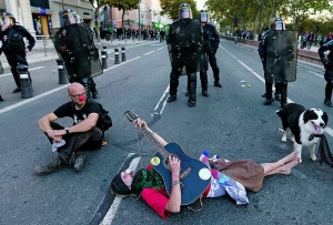 Чоловік грає на гітарі перед поліцейськими на акції протесту проти будівництва дамби у французькому місті Альба