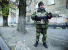 Проросійський озброєний бойовик стоїть на вулиці в Донецьку. 24 жовтня 2014 року