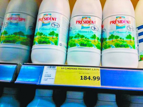 В одному з магазинів Севастополя літрову пляшку молока продають за 184,99 рубля — це 59 гривень