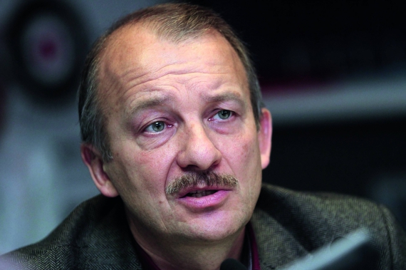 Сергій АЛЕКСАШЕНКО, 54 роки, економіст. Народився в місті Лікіно-Дульово Московської області. Батько працював в авіаційному конструкторському бюро ”Туполєв”, мати викладала обчислювальну техніку. Закінчив економічний факультет Московського державного університету. 1989-го захистив кандидатську дисертацію. За рік став провідним спеціалістом Комісії з економічної реформи Ради міністрів СРСР. У 1990-х працював заступником міністра фінансів, першим заступником голови Центрального банку Росії. У 2000-х був топ-менеджером у російських і міжнародних компаніях. Потім – директором із макроекономічних досліджень Вищої школи економіки в Москві. Торік восени переїхав до США. Займається економічним консультуванням. Із дружиною Катериною та молодшим сином 5-річним Олексієм живуть у Вашингтоні. Старший син – 28-річний Артем – кінооператор, мешкає в Лос-Анджелесі. Середульший Сергій, 24 роки, – у Сан-Франциско, займається технологічними стартапами. – Стало складно знайти роботу в Росії, – каже Сергій Алексашенко. – Мені майже 55 років. Відповідаю за молодшого сина. Не розумію, як йому жити в путінській Росії. А найближчі років 10 вона буде такою. Тому доведеться облаштовуватися в Америці. Тут правила чіткі й зрозумілі. До народження молодшого сина щороку їздив у кінний двотижневий похід гірським Алтаєм. Займається дайвінгом у відкритому морі. Фотографує великих тварин