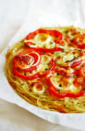 Спагеті викладають на велику тарілку у формі гнізда і присипають тертим сиром