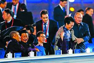 Російський президент Володимир Путін порушив діловий етикет, накинувши плед на плечі Пен Ліюань — дружини глави Китаю Сі Цзиньпіна. Той саме розмовляв із президентом США Бараком Обамою (на фото сидять ліворуч скраю). Це сталося 10 листопада в Пекіні під час 25-го саміту країн Азіатсько-Тихоокеанського економічного співробітництва. Перша леді Китаю майже відразу скинула плед і передала помічникові. А той натомість подав їй плащ