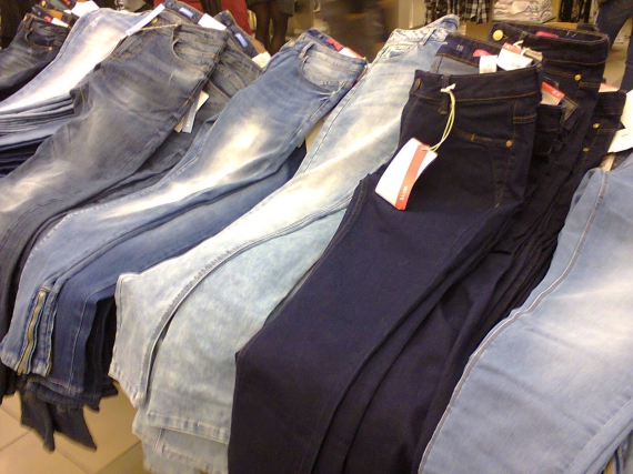 У київських магазинах джинси, які коштували 499 гривень, зараз продають по 350