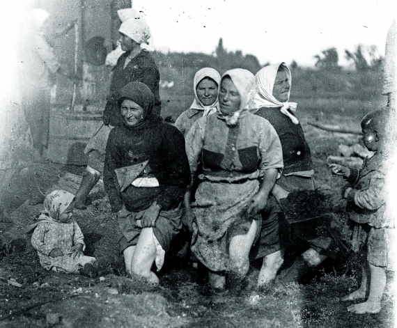 Жінки місять саман для будівництва школи на хуторі Романівському Гришинського району, сьогодні – Красноармійський, Донецької області, 1929 рік