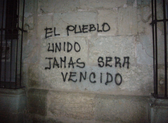 Рядки з чилійської пісні "El pueblo unido jamás será vencido" перекладають різними мовами. "Разом нас багато. Нас не подолати" та "Пока мы едины, мы непобедимы" - теж її інтерпретації. Дослівний переклад з іспанської: одностайних людей ніколи не перемогти.