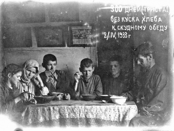 Родина фотографа Миколи Боканя, 2 квітня 1933 року. На знімку підпис: ”300 дней без куска хлеба к скудному обеду”. У липні Бокань у записнику поряд із цим фото додав: ”Теперь уже 600”