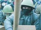 Один з активістів Майдану. Для захисту від побиття люди одягали на голову військові й будівельні каски, мотоциклетні шоломи
