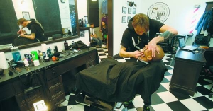 Перукар Максим Стефлер голить клієнту бороду. Процедура триває півгодини. Коштує 100 гривень