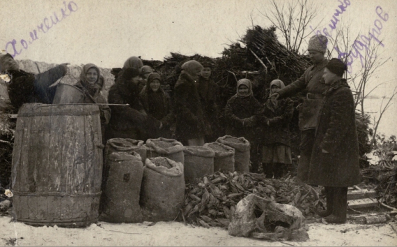 Изъятие у крестьян овощей, с. Ново-Красное, Арбузинский район, Одесская область, ноябрь 1932.
