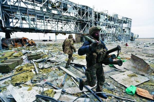 Українські військові продовжують утримувати Донецький аеропорт. Терористи щодня по кілька разів обстрілюють їхні позиції з важкої техніки