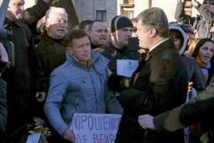21 листопада, у річницю Революції гідності, під час вшанування загиблих Петрові Порошенку в очі кричали: ”Ганьба!” Він обіцяв дати звання Героїв України полеглим на Майдані, але не зробив цього. Глава держави запросив людей прийти в Адміністрацію президента, щоб обговорити це. А невдовзі повідомив: ”Я сьогодні підпишу указ про нагородження званням Героя України героїв Небесної сотні”