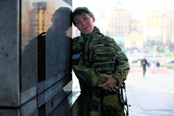 Олена БІЛОЗЕРСЬКА, 35 років, журналіст, снайпер. Добровольчого українського корпусу Народилася в Києві в родині інженерів. Закінчила Національний університет культури і мистецтв, факультет інформаційних систем. 10 років працює журналістом. У 2004–2006-х редагувала власну газету ”Україна Християнська”. Була прес-секретарем Української національної асамблеї. У квітні 2010-го спільно з одеським журналістом Олексієм Ярославцевим створила інформаційне агентство ”Поряд з вами”. Вступила до Добровольчого українського корпусу ”Правого сектора”. Військову справу вивчала на вишколах УНСО. Балотувалася другим номером від партії ”Правий сектор” на останніх позачергових виборах до Верховної Ради. Любить слухати авторську пісню і легкий рок. Має на фронті кошеня Ватничка: ”Це перший кіт у моєму житті. Прибилося ввечері після бою. Я подивилася в його очі розумні, тривожні й сумні. Зрозуміла, що це мале вже нікому не віддам. Він у нас в підрозділі працює психотерапевтом. Я йому беру в їдальні пайку на цій підставі”. Заміжня. Чоловік воює на передовій