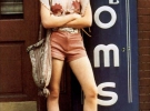 Джоди Фостер, фильм «Таксист». Вряд ли кто-то может забыть образ юной Джоди (тогда ей было всего 14!) в роли подростка-проститутки в фильме «Таксист». Ах, эта ее большая шляпа, шортики, цветастый топик и наивная улыбка. Эта роль принесла ей номинацию на «Оскар» в категории «Лучшая женская роль второго плана».