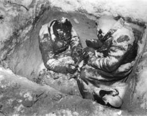 Двоє радянських солдат замерзли в окопі.