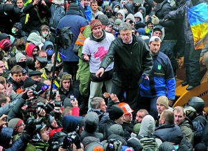 1 грудня 2013 року позафракційний народний депутат Петро Порошенко заспокоює мітингарів на вулиці Банковій у Києві під час штурму Адміністрації президента. Люди в масках привезли туди грейдер і намагалися прорватися через кордон міліції, що забезпечував охорону. Порошенка, який хотів цьому завадити, засипали лайками