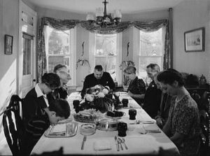 Семья их Пенсильвании празднует День Благодарения. 1942 год.