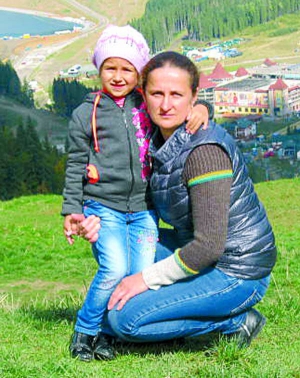 Людмила Дежнюк із донькою Ольгою в Карпатах. За 17 років подружнього життя жінка вперше поїхала на відпочинок