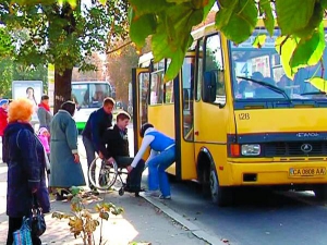 Кондуктор маршрутки допомагає Валентинові Чернявському заїхати інвалідним візком в автобус