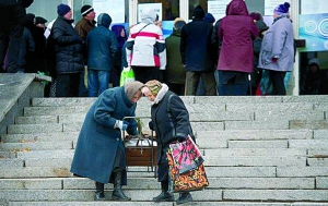 Жителі Макіївки Донецької області чекають на гуманітарну допомогу. 3 листопада кілька десятків місцевих жителів перекрили дорогу, вимагали видати їм талони на безкоштовні продукти