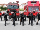 Полицейские в Малайзии. (Фото: Olivia Harris / Reuters) В Малайзии полицейские могут использовать огнестрельное оружие только тогда, когда его используют сами протестующие. За 59 лет существования FRU — отделений полиции в Куала-Лумпуре (на фото) — полицейские ни разу не применили боевое оружие.