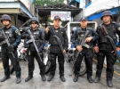 Поліцейські на Філіппінах. (Фото: Romeo Ranoco / Reuters) На Філіппінах застосування зброї проти підозрюваного допускається тільки тоді, коли його дії загрожують життю самого поліцейського або жертві (якій загрожує підозрюваний).