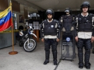 Полицейские в Венесуэле. (Фото: Carlos Garcia Rawlins / Reuters) В Венесуэле полицейским, контролирующим мирные демонстрации, не разрешается носить огнестрельное оружие. Если существует угроза общественному порядку, а также другие методы разрешения конфликтов не принесли результатов, полиция предупреждает, что применение силы будет «увеличено». Эти меры не могут быть направлены против детей, пожилых людей и других «уязвимых» групп населения. Нельзя применять силу к лицам, которые хотят избежать насилия и покидают место происшествия.