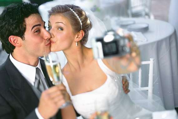Часто в соцсетях появляются фото со свадебным поцелуем 