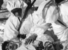 Фінські солдати везуть пораненого товариша на собачій упряжці. 1940 рік.