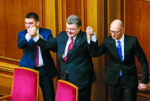 Президент Петро Порошенко у сесійній залі парламенту вітає Володимира Гройсмана (ліворуч) з обранням спікером і Арсенія Яценюка, який став прем’єром. 27 листопада