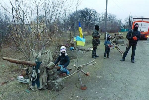 На околиці села Світлодолинське Мелітопольського району на Запоріжжі діти збудували блокпост. Повз нього їздять військові на ротацію