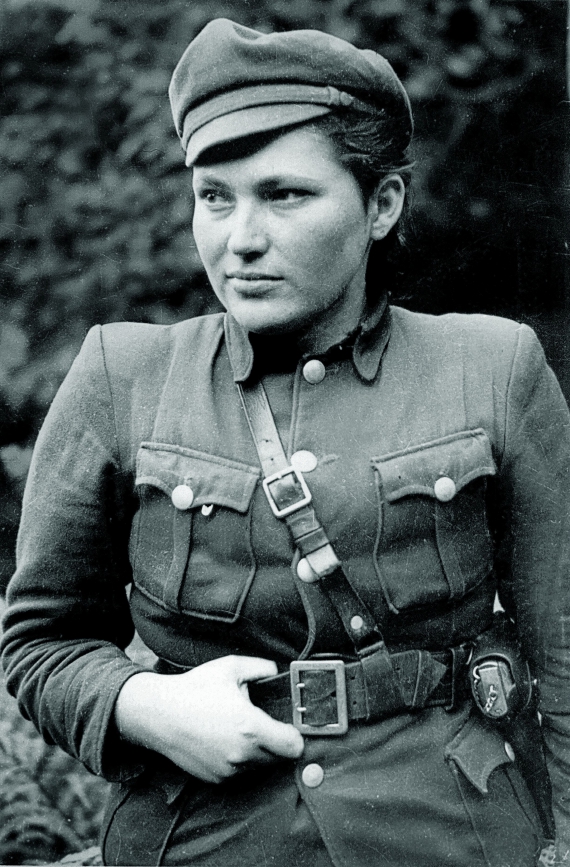 Калина Лукань, псевдо ”Галина”. Народилася 1927 року в селі Кобаки – тепер Косівського район на Івано-Франківщині. Секретарка районного проводу ОУН на Косівщині, надрайонна провідниця. Загинула за 15 кілометрів від рідного села. ”Одна з небагатьох закінчила перед війною сім класів, – писала про ”Галину” її сестра Марія Равшер у виданій 2008-го книжці спогадів. – В часи німецької окупації працювала начальником пошти в Рожнові. Її наречений Роман Ящук, член ОУН із Коломийщини, за завданням підпілля очолював поліцію в тому ж Рожнові. Не раз попередила Калина своїх друзів про облаву, багатьох врятували від Німеччини обоє з Романом. Красива і талановита, вона не раз і на сцену виходила, бо була активною учасницею драмгуртка у ”Просвіті”. А хата батьків поступово ставала центром підпілля, особливо, коли наприкінці 1943-го, ще при німцях, обоє молодих людей пішли в підпілля і стали ”Галиною” і ”Херсоном”. Роман загинув 1944-го. А Калина-”Галина” бійцем УПА так і залишилася невідомою. В офіційних документах даних про те, що вона берегла архів УПА до 1952 року, на жаль, нема, як і інших відомостей про її бойовий шлях. Тільки фото, зроблене в лісі 1944 року, свідчить, що таки була та 17-річна Калинка бойовим товаришем в УПА”