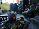 Українські військові готують їжу між боями в старому терміналі Донецького аеропорту