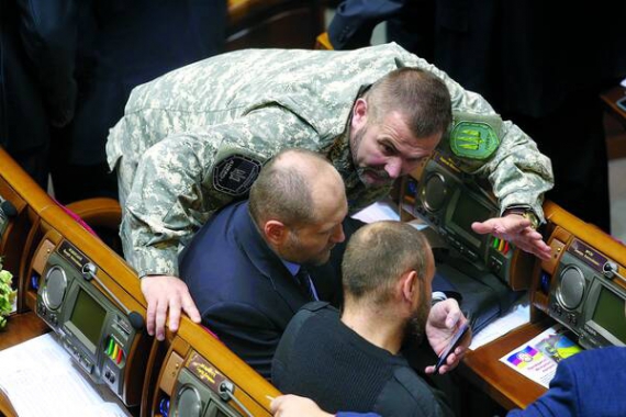 Керівник ”Правого сектора” Дмитро Ярош (праворуч, сидить спиною), прес-секретар організації Борислав Береза (сидить поруч) і командир полку спецпризначення ”Дніпро-1” Юрій Береза під час першого засідання Верховної Ради восьмого скликання, 27 листопада 2014 року. Усі троє стали народними депутатами