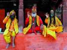 Троє індуїстських святих садху сидять на площі Дурбар у столиці Непалу Катманду