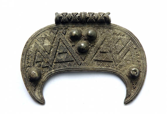 Серебряная лунница со сканью и зернью, X–XI вв.