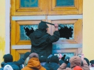 Активісти під час мітингу розбили скло у дверях Вінницької обласної ради, 6 грудня