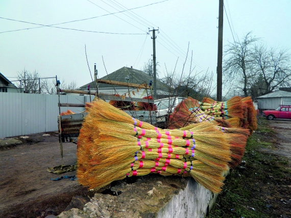 У селі Чемерпіль віники плете кожна родина. По вівторках та п’ятницях відвозять на оптовий ринок у сусіднє селище Саврань. Найдорожчі коштують 15 гривень
