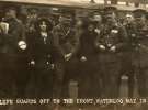 Солдаты на платформе Ватерлоо. Май 1915.