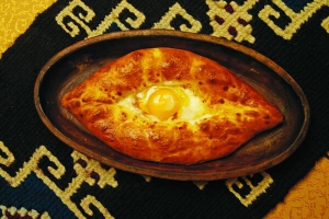 Яйце в аджарське хачапурі додають за п'ять хвилин до готовності. Виймають із печі, коли білок світлішає