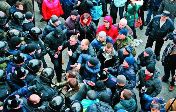 6 грудня активісти намагаються протиснутися до дверей Вінницької обласної адміністрації. На сходах перед будівлею їх стримують правоохоронці в шоломах зі щитами. Тоді мітингарі пробують висмикувати із шеренги по міліціонеру та відводять на інший бік вулиці