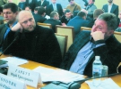 Народні депутати Борислав Береза (ліворуч) та Юрій Гарбуз слухають доповідь керівників силових відомств про розслідування злочинів під час Революції гідності. 10 грудня