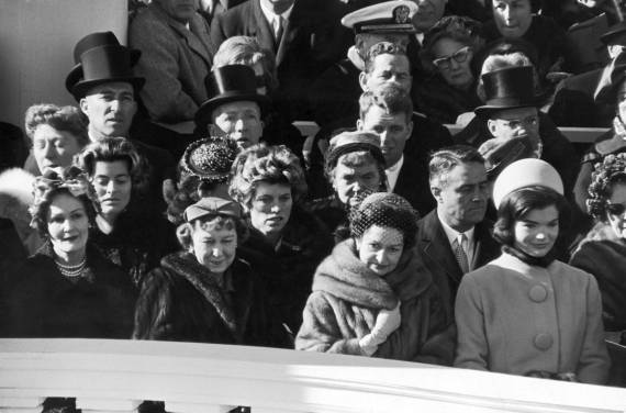 Перші леді на церемонії інавгурації Джона Ф. Кеннеді в січні 1961 року: зліва направо: Пет Ніксон, Меймі Ейзенхауер, Клавдія Джонсон і Жаклін Кеннеді.