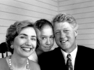 Президент США Билл Клинтон, его жена Хиллари Клинтон и дочь Челси Клинтон. 1993 год.