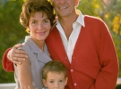  Будущий президент США Рональд Рейган, его жена Нэнси и сын Рон-младший. 1967 год.
