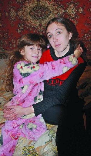 Ірина Лісовська з донькою Мартою живуть в одному з гуртожитків Черкас. Жінка боїться, що батько дівчинки Олексій захоче її викрасти