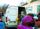 У місті Первомайськ на Луганщині щодня пенсіонерам роздають хліб. Також відкрили шість соціальних їдалень, де годують безкоштовно