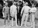 Лорд Десборо (в центре), вместе с командой британских фехтовальщиков.
