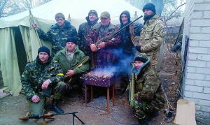 Олександр Лупашко (стоїть посередині у кепці) із городищенськими бійцями, які воюють в АТО. Він возить на Донбас землякам продукти, спецодяг, взуття та обладнання до транспорту